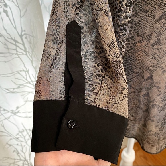 Aritzia Wilfred Black gray tan silk collar button up v- neck 1/2 sleeve top - Picture 4 of 9